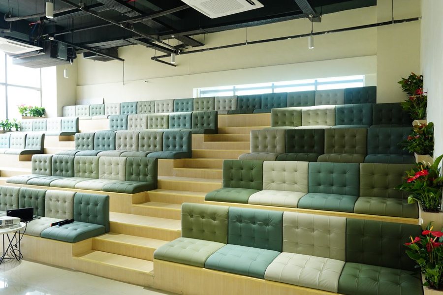 Amphitheatre: Seating for talks and workshops