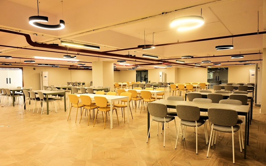 Cafeteria: Meet, eat and recharge